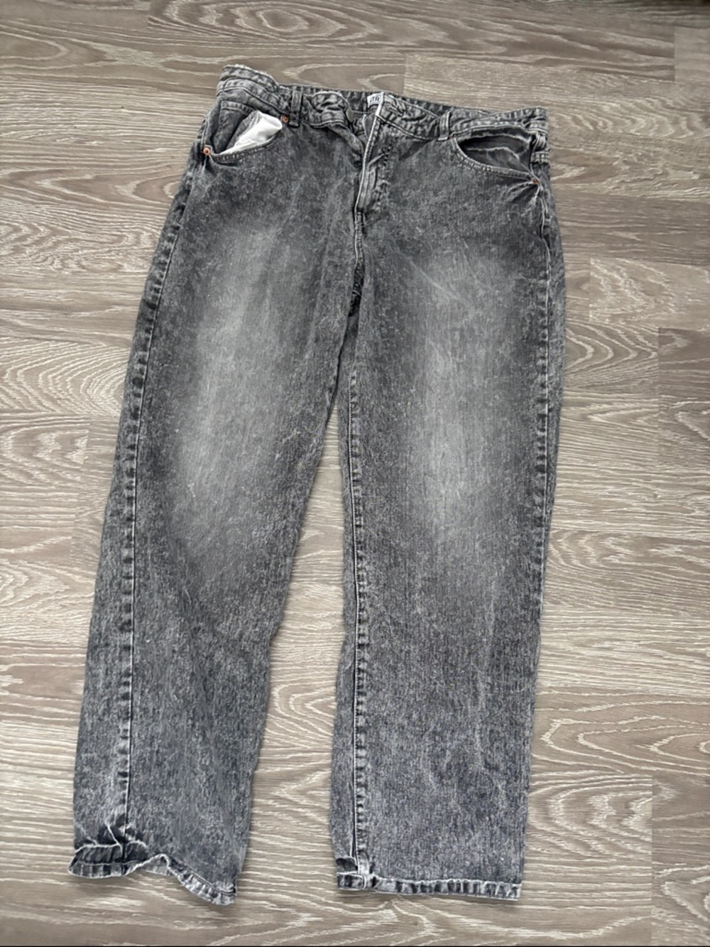 refuge Men's Washed Gray Straight Jeans